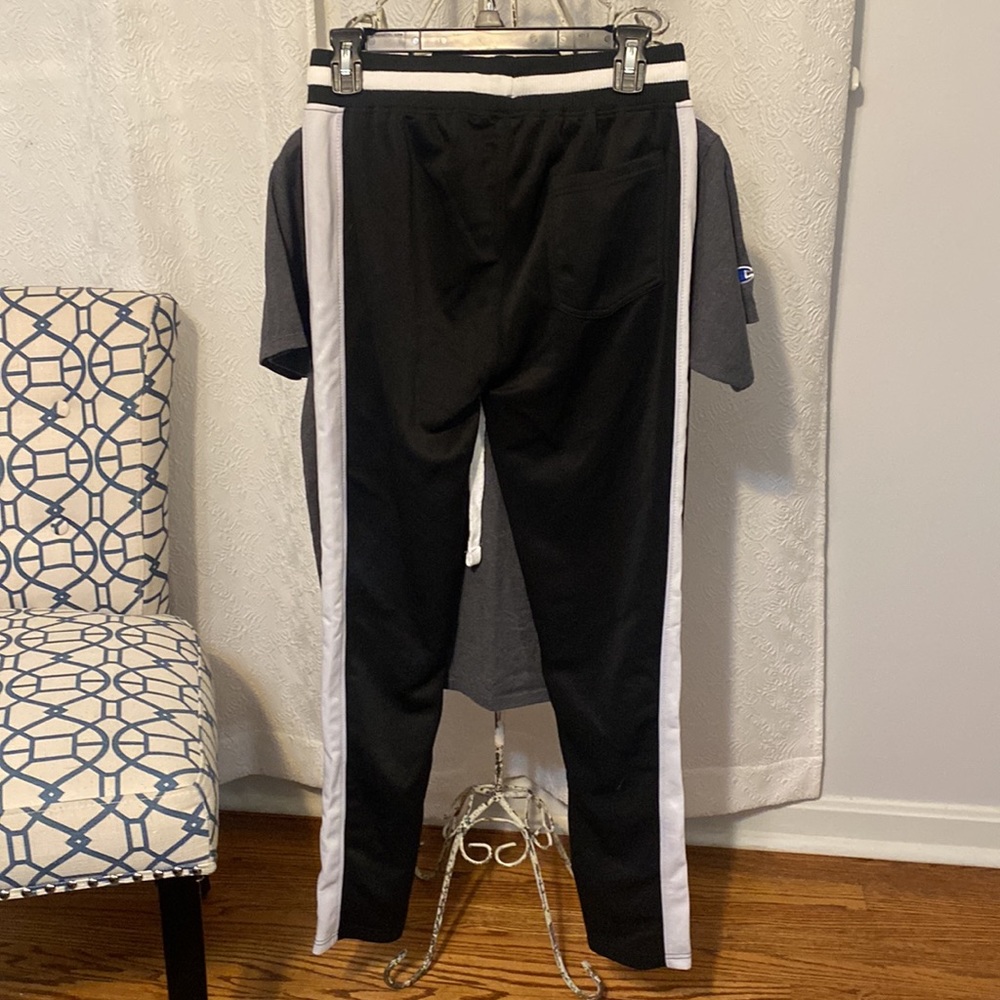 Champion T-Shirt and Matching Screenshot Joggers - Picture 5 of 10